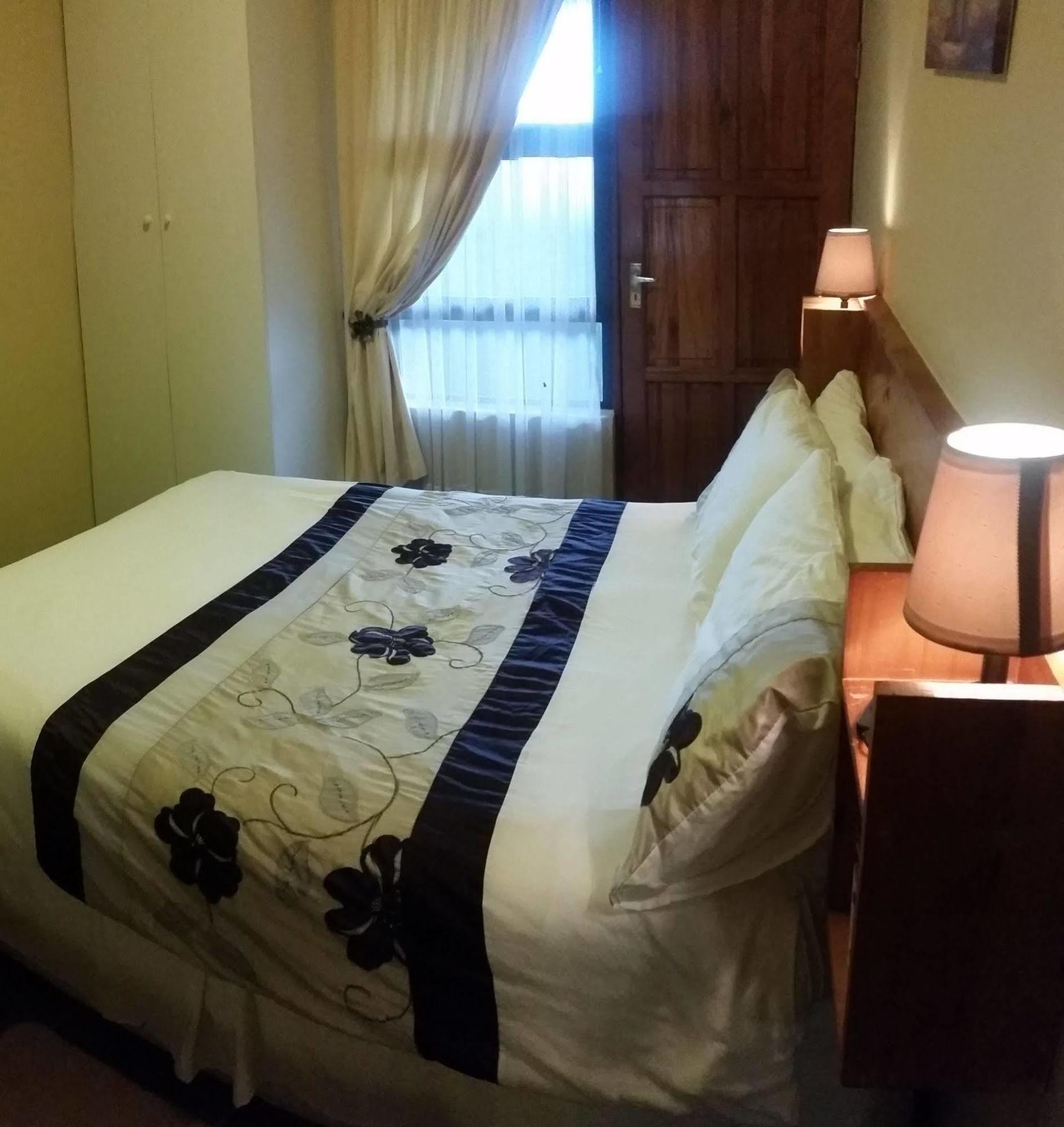 Crystal Rose Lodge Johannesburg Bagian luar foto
